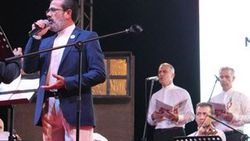 Özgecan'ın babası kızı için konser verdi