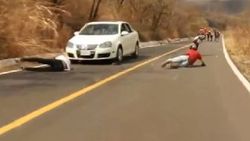 Meksika'da kaykay yapan genç otomobilin altına daldı