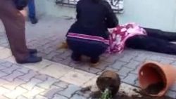 Karısını öldürmek isteyen adama saksı fırlattılar