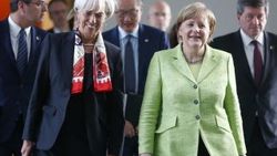 Merkel Berlin'de ekonominin zirve isimleriyle buluştu