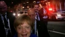 Angela Merkel gece kulübünde stres attı İZLE