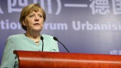 Çin'e giden Merkel Türk bayraklı barış rozeti dağıttı