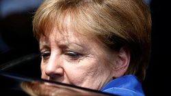 Merkel'in konvoyunda şüpheli araç alarmı