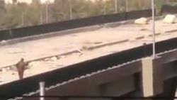 Esad güçleri köprüden geçen kadına mermi yağdırdı İZLE