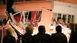 Mersin'de iki katlı ev çöktü