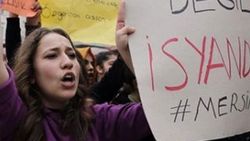 Öğrenciler polis otosundan Özgecan Aslan için slogan attı