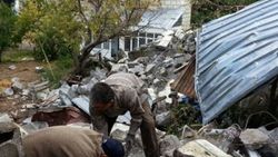 Mersin'de cami minaresi evin üzerine devrildi