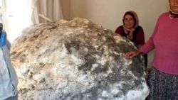 Mersin'de dağdan kopan kaya parçası eve girdi