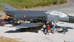 F-4 savaş uçağı Mersin'de sahilde sergilenecek