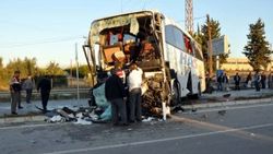 Mersin'de otobüsle kamyon çarpıştı: 2 ölü 15 yaralı