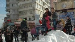 Taşıma karla kartopu oynadılar