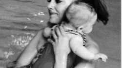 Meryem Uzerli kızı Lara ile havuz keyfi yaptı