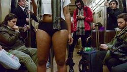 New York metrosunda yarı çıplak eylem