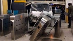 Bursa'da kamyonet metro durağına daldı