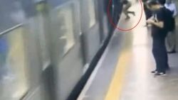 İstasyonda bekleyen kadını trenin önüne itti