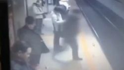 Çin'de bir polis metro raylarına atlayıp intihar etti