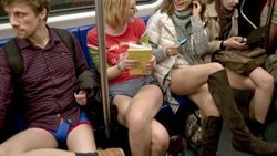 New York'ta metroya pantolonsuz bindiler