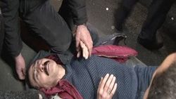 Metrobüs yola inen gence çarptı