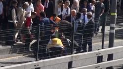 Durakta bayılan kadın metrobüs yoluna düştü