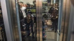 Metrobüs asansöründe 8 kişi mahsur kaldı