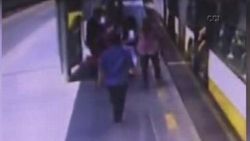 Metrobüste bıçaklı kavga kamerada