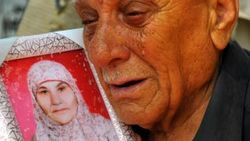 Vefat eden 69 yıllık eşinin mezarından ayrılmıyor