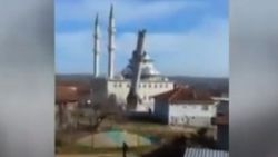 Eski minarenin yıkım anı kameralara yansıdı İZLE
