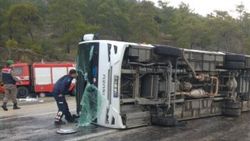 Antalya'da turistleri taşıyan midibüs devrildi