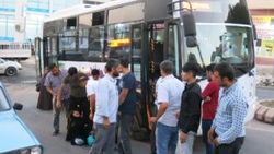 Cep telefonuyla konuşan anne kıza midibüs çarptı