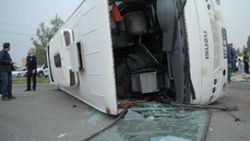 Beton mikseri işçi servisine çarptı: 10 yaralı