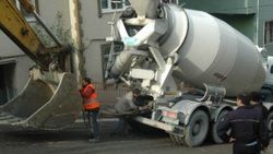 Kağıthane'de beton mikseri duvarda asılı kaldı