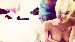 Miley Cyrus uslu durmuyor