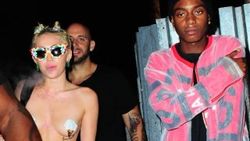 Miley Cyrus'un kıyafeti olay oldu