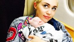 Miley Cyrus yavru domuz besliyor