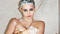 Miley Cyrus yine soyundu