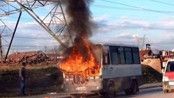 Üniversitelileri taşıyan minibüs alev alev yandı