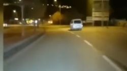 Caddedeki araçlarla yarışan minibüs direğe çarptı İZLE