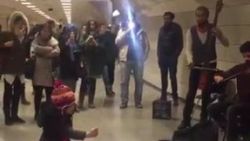 Sokak müzisyenlerine şeflik yapan kız çocuğu