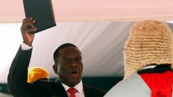 Zimbabve'nin yeni lideri Mnangagwa stadyumda yemin etti