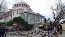 Manisa'da fırtınaya dayanamayan minare yıkıldı