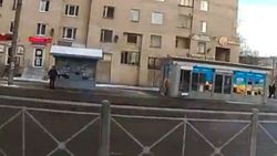 Fren yerine gaza basan Rus kadın bariyerlere çarptı