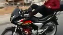 Ayaklarıyla motosiklet kullanan sürücü