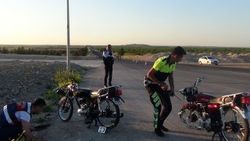 Yarışan 3 motosiklet tıra çarptı: 1 ölü 3 yaralı
