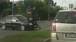 Motosiklet sürücüsü havada taklalar attı İZLE