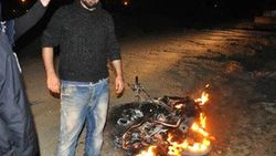 Borcunu ödemeyen arkadaşının çalıntı motosikletini yaktı
