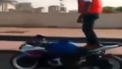 Katar'da iki motosiklet kafa kafaya çarpıştı İZLE