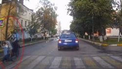 Rusya'da 2 çocuğa motosiklet çarptı İZLE