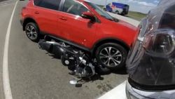 Kadın sürücü motosikleti ezdi
