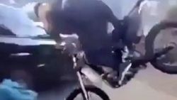 Motosiklet sürücüsü önüne çıkan cipe balıklama atladı