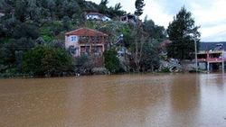 Muğla'da şiddetli yağış hayatı felç etti